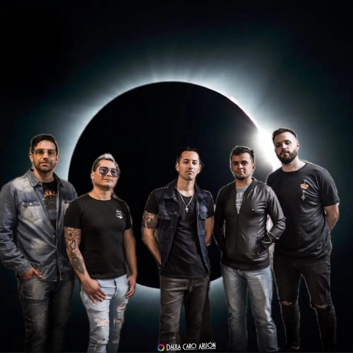 Confusa: “Será un momento inolvidable, lo esperamos con algo de nervios y mucha ansiedad” - Confusa es una banda de rock alternativo independiente de Florencio Varela, que desde el 2013 no para de tocar en vivo. Cuenta con tres discos de estudio: "No he caído, solo Tropecé" (2016), "Resiliencia" (2019) y "Líneas de Expresión" (2024). Y sesiones que muestran el costado más experimental del grupo: "Estudios ION" (2018), "Romaphonic" (2021), "Unísono" (2024) y XPROstore (2025). Confusa. Foto de prensa