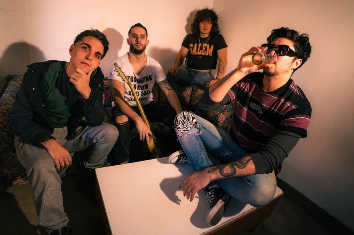 Malcom: “No queremos quedarnos en la nostalgia” - “El tema nació a fines de 2025 en un momento de encierro y deriva total después de una separación –cuenta Lucho Malcom, baterista de la banda-. Fue un momento de catarsis y mucha introspección. Salió de ese momento caótico y fue tomando forma durante 45 días para salir como single el día del cumpleaños de la “musa inspiradora” del tema. No tuvo una intención de ser, fue una reacción instantánea al momento vivido”. Malcom. Foto de prensa
