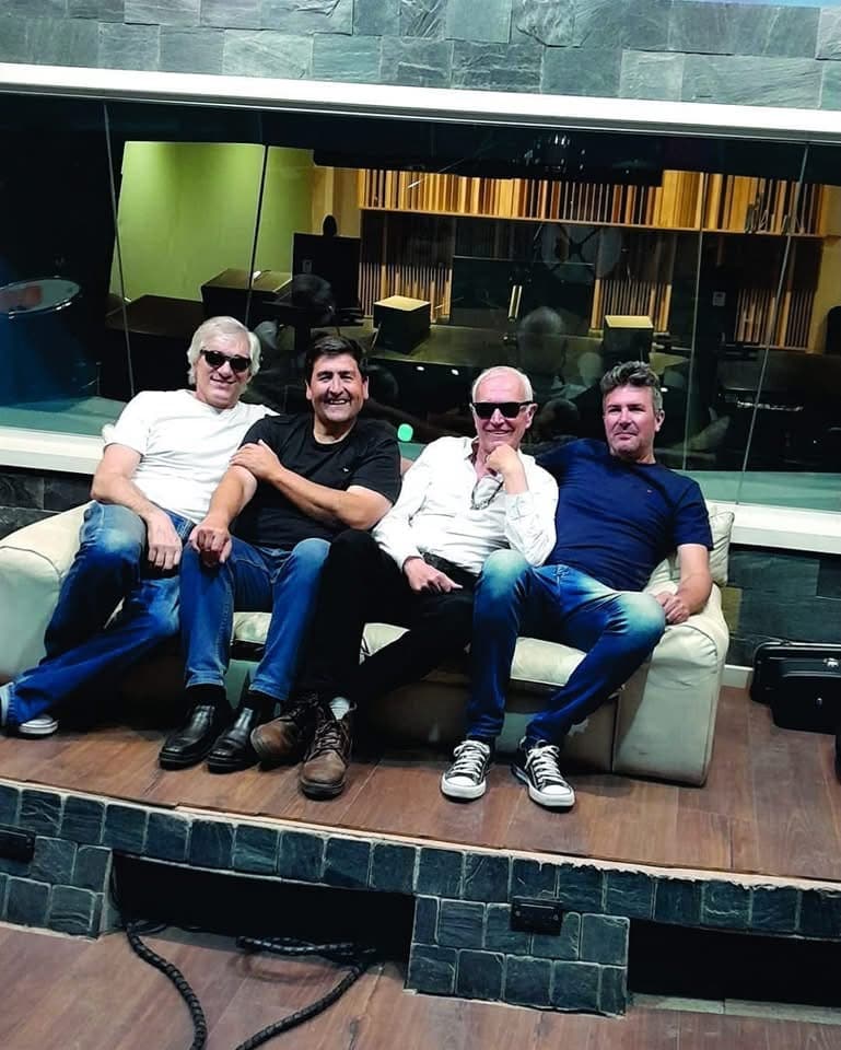 Pasamanos: “Nos hace muy bien seguir haciendo música” - Pasamanos cumple cuatro décadas de historia, ¿qué significa para ustedes llegar a los 40 años con un nuevo disco y qué representa este álbum dentro del recorrido de la banda? Pasamanos