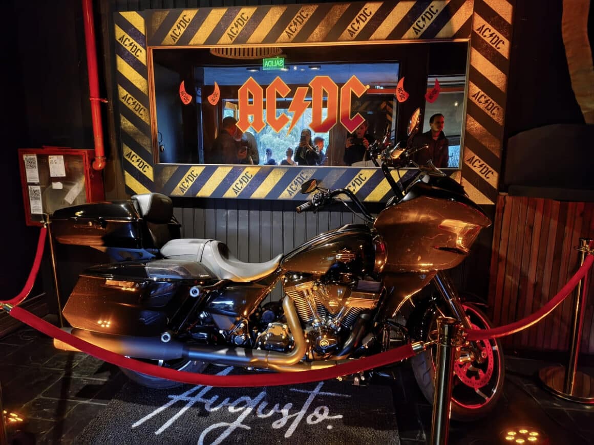 Llega el museo oficial de AC/DC a Buenos Aires - El ingreso al museo oficial de AC/DC es libre y gratuito del 22 al 31 de marzo en Augusta (Av. Ernesto Tornquist 6385, CABA), de 11 a 19. Museo AC/DC. Foto: Nan Hougham