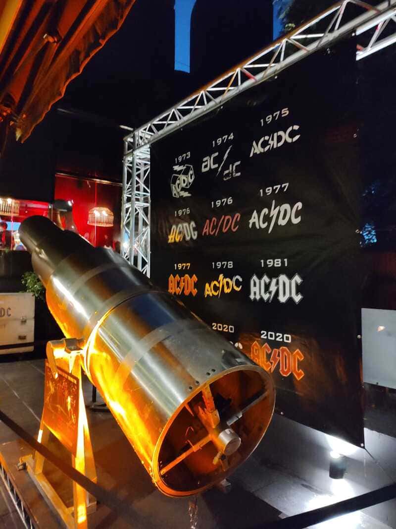 Llega el museo oficial de AC/DC a Buenos Aires - El ingreso al museo oficial de AC/DC es libre y gratuito del 22 al 31 de marzo en Augusta (Av. Ernesto Tornquist 6385, CABA), de 11 a 19. acdc 03