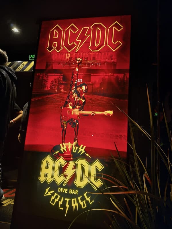 Llega el museo oficial de AC/DC a Buenos Aires - El ingreso al museo oficial de AC/DC es libre y gratuito del 22 al 31 de marzo en Augusta (Av. Ernesto Tornquist 6385, CABA), de 11 a 19. acdc 04 rotated