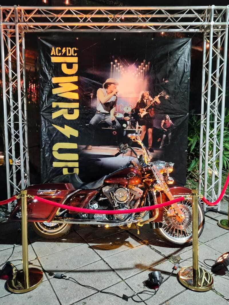 Llega el museo oficial de AC/DC a Buenos Aires - El ingreso al museo oficial de AC/DC es libre y gratuito del 22 al 31 de marzo en Augusta (Av. Ernesto Tornquist 6385, CABA), de 11 a 19. acdc 05