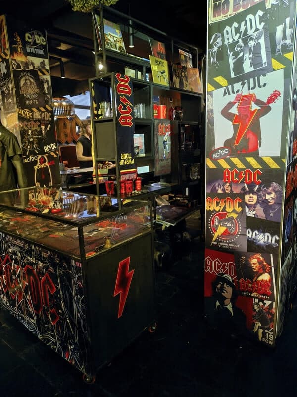 Llega el museo oficial de AC/DC a Buenos Aires - El ingreso al museo oficial de AC/DC es libre y gratuito del 22 al 31 de marzo en Augusta (Av. Ernesto Tornquist 6385, CABA), de 11 a 19. acdc 06 rotated