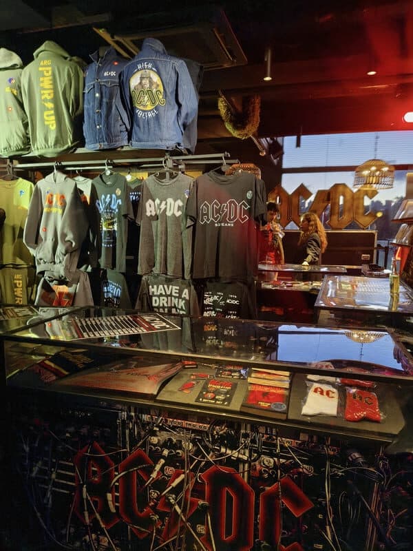 Llega el museo oficial de AC/DC a Buenos Aires - El ingreso al museo oficial de AC/DC es libre y gratuito del 22 al 31 de marzo en Augusta (Av. Ernesto Tornquist 6385, CABA), de 11 a 19. acdc 07 rotated