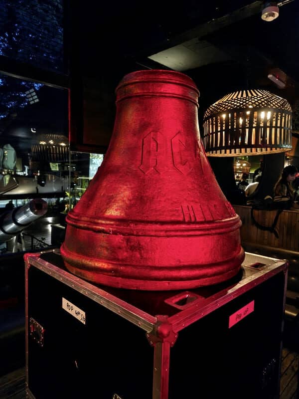 Llega el museo oficial de AC/DC a Buenos Aires - El ingreso al museo oficial de AC/DC es libre y gratuito del 22 al 31 de marzo en Augusta (Av. Ernesto Tornquist 6385, CABA), de 11 a 19. acdc 08 rotated