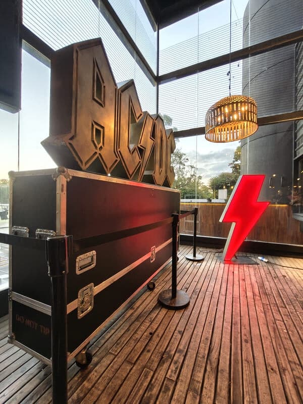 Llega el museo oficial de AC/DC a Buenos Aires - El ingreso al museo oficial de AC/DC es libre y gratuito del 22 al 31 de marzo en Augusta (Av. Ernesto Tornquist 6385, CABA), de 11 a 19. acdc 09 rotated