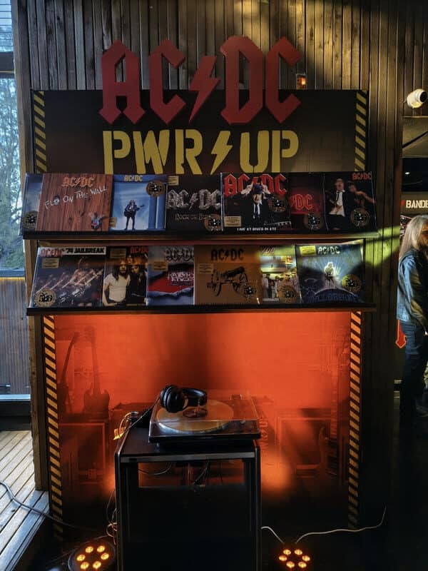 Llega el museo oficial de AC/DC a Buenos Aires - El ingreso al museo oficial de AC/DC es libre y gratuito del 22 al 31 de marzo en Augusta (Av. Ernesto Tornquist 6385, CABA), de 11 a 19. acdc 10 rotated