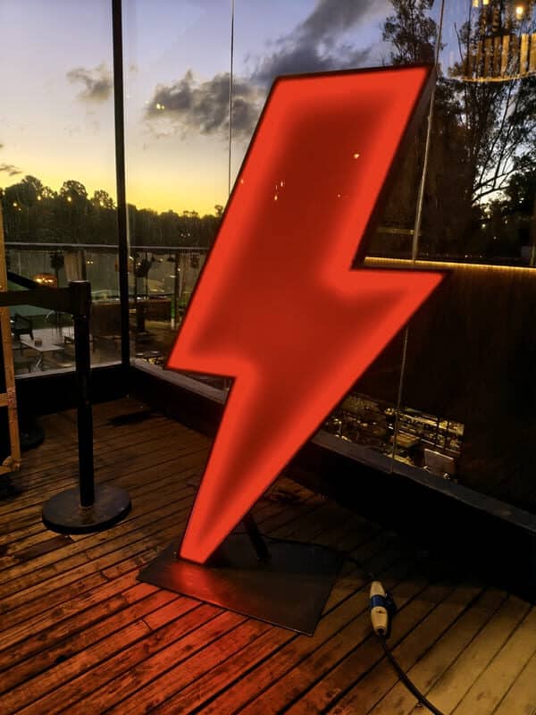 Llega el museo oficial de AC/DC a Buenos Aires - El ingreso al museo oficial de AC/DC es libre y gratuito del 22 al 31 de marzo en Augusta (Av. Ernesto Tornquist 6385, CABA), de 11 a 19. acdc 11 rotated