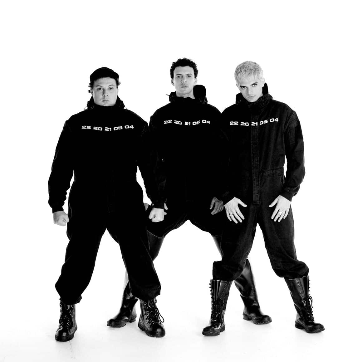 Usted Señalemelo impone sus “Términos & condiciones” - Usted Señalemelo lanzó Términos & Condiciones, su cuarto álbum de estudio y sucesor de Tripolar, publicado en 2023. El disco fue producido por la banda junto a Rafa Arcaute y LAMADRID, y marca una etapa en la que el trío profundiza el uso de recursos electrónicos dentro de su sonido. Usted Señalemelo. Foto de prensa