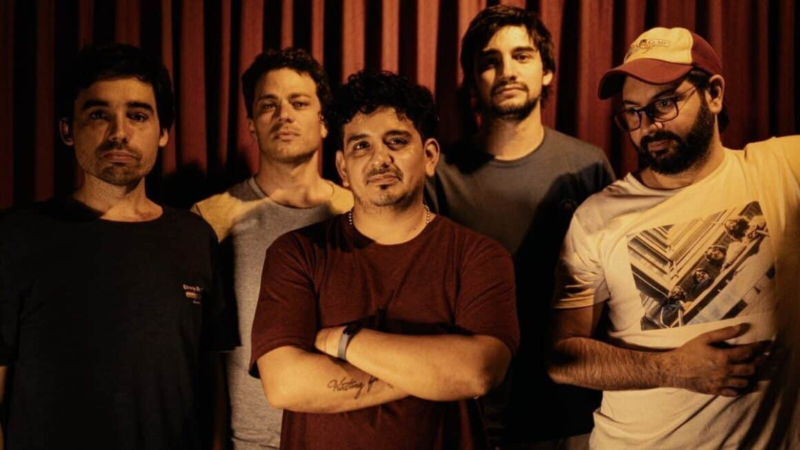 Bort Sinapellido: “Hay algo muy presente del indie y el garage de los 2000” - “La idea de ‘Pausa Cielo’ nace dentro de la canción ‘Soy Nadie’ –afirma Juan Otatti, cantante de Bort Sinapellido-. Es un momento en el que la tensión y la energía van en aumento, y de repente aparece esa frase como una especie de respiro, una forma de calmar un poco tanta intensidad. Nos gustó tanto que sentimos que representaba muy bien el espíritu del disco, y por eso decidimos usarla como título del álbum completo”. Bort Sinapellido. Foto de prensa