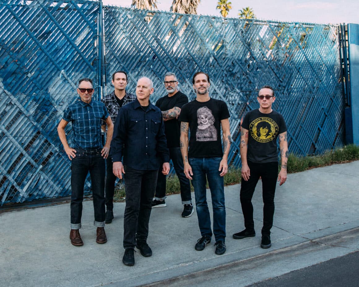 Mike Dimkich, de Bad Religion: “No podemos juzgar a las nuevas generaciones con nuestras reglas” - Mike Dimkich se había unido a The Cult en la guitarra rítmica hace poco, y en Italia tiene una ocurrencia osada. Hoy lo recuerda así: “Una chica de la discográfica estaba en el backstage, y le propuse intercambiar mis pantalones de cuero por su minifalda. No sé en qué pensaba, creía que era un partido de fútbol”. Bad Religion