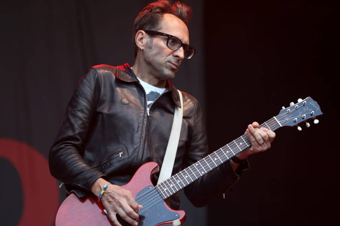 Mike Dimkich, de Bad Religion: “No podemos juzgar a las nuevas generaciones con nuestras reglas” - Mike Dimkich se había unido a The Cult en la guitarra rítmica hace poco, y en Italia tiene una ocurrencia osada. Hoy lo recuerda así: “Una chica de la discográfica estaba en el backstage, y le propuse intercambiar mis pantalones de cuero por su minifalda. No sé en qué pensaba, creía que era un partido de fútbol”. Mike Dimkich