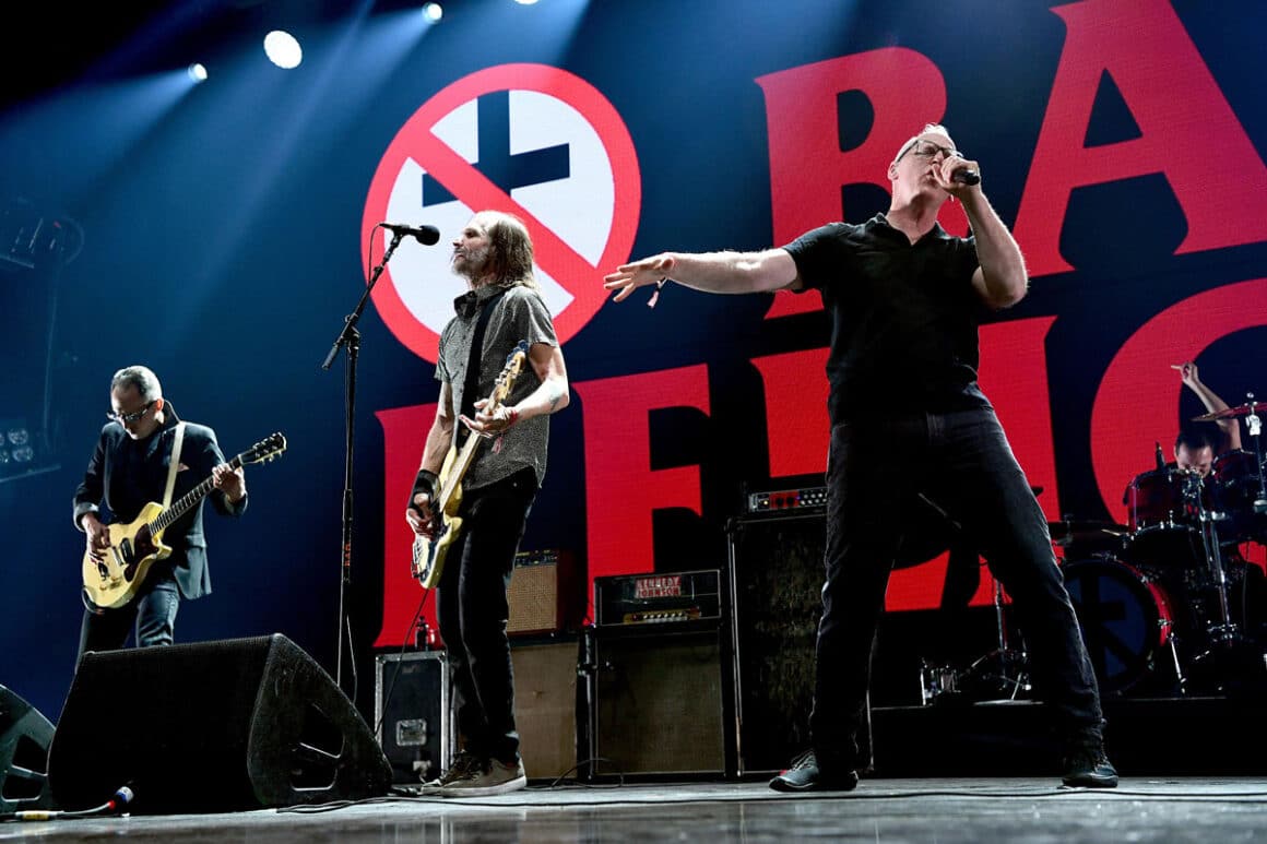 Mike Dimkich, de Bad Religion: “No podemos juzgar a las nuevas generaciones con nuestras reglas” - Mike Dimkich se había unido a The Cult en la guitarra rítmica hace poco, y en Italia tiene una ocurrencia osada. Hoy lo recuerda así: “Una chica de la discográfica estaba en el backstage, y le propuse intercambiar mis pantalones de cuero por su minifalda. No sé en qué pensaba, creía que era un partido de fútbol”. Bar Religion