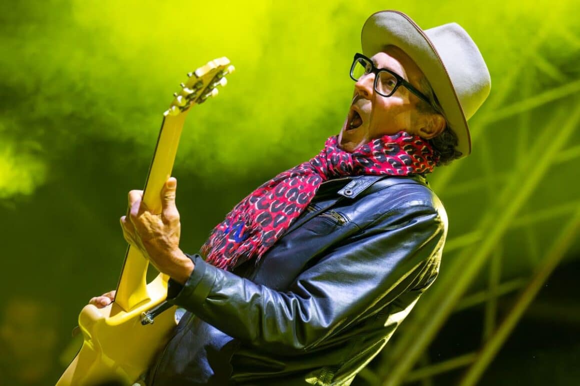 Mike Dimkich, de Bad Religion: “No podemos juzgar a las nuevas generaciones con nuestras reglas” - Mike Dimkich se había unido a The Cult en la guitarra rítmica hace poco, y en Italia tiene una ocurrencia osada. Hoy lo recuerda así: “Una chica de la discográfica estaba en el backstage, y le propuse intercambiar mis pantalones de cuero por su minifalda. No sé en qué pensaba, creía que era un partido de fútbol”. Mike Dimkich