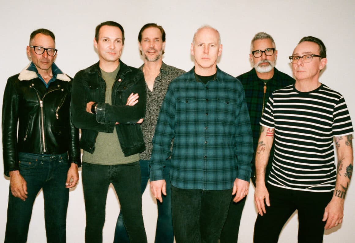 Mike Dimkich, de Bad Religion: “No podemos juzgar a las nuevas generaciones con nuestras reglas” - Mike Dimkich se había unido a The Cult en la guitarra rítmica hace poco, y en Italia tiene una ocurrencia osada. Hoy lo recuerda así: “Una chica de la discográfica estaba en el backstage, y le propuse intercambiar mis pantalones de cuero por su minifalda. No sé en qué pensaba, creía que era un partido de fútbol”. Bad Religion
