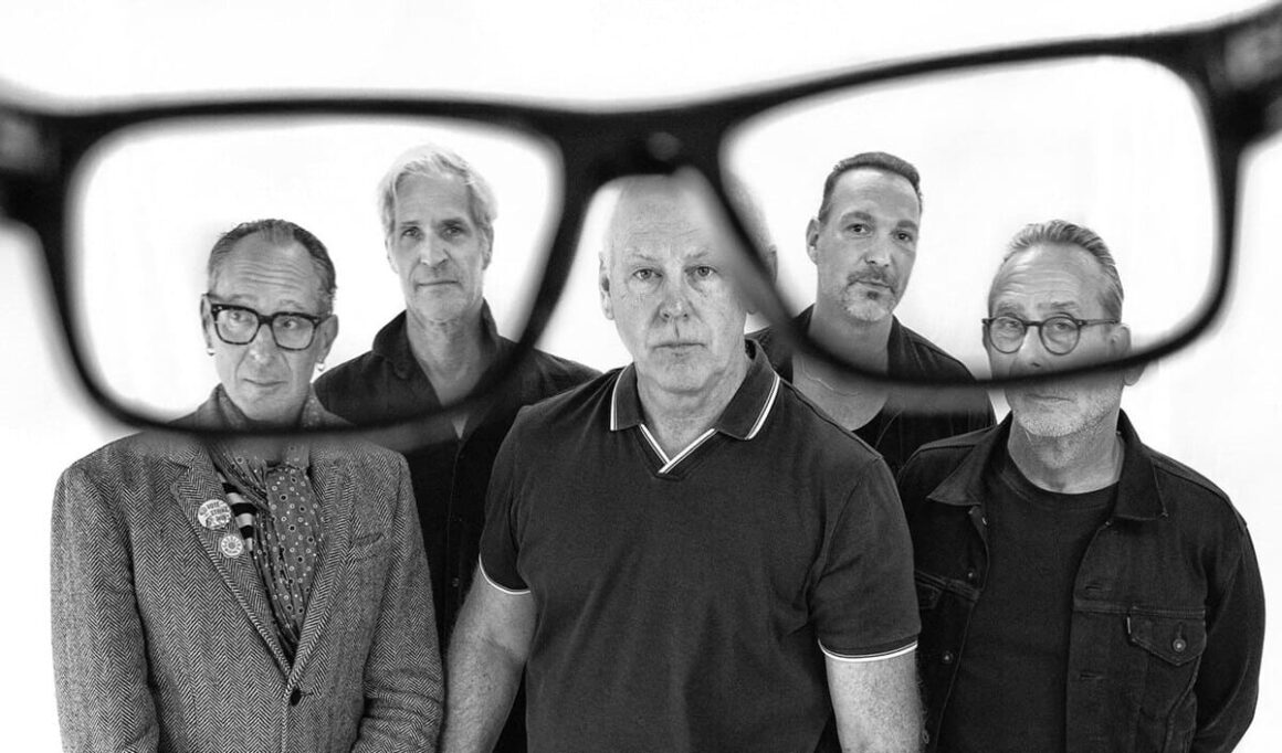 Mike Dimkich, de Bad Religion: “No podemos juzgar a las nuevas generaciones con nuestras reglas” - Mike Dimkich se había unido a The Cult en la guitarra rítmica hace poco, y en Italia tiene una ocurrencia osada. Hoy lo recuerda así: “Una chica de la discográfica estaba en el backstage, y le propuse intercambiar mis pantalones de cuero por su minifalda. No sé en qué pensaba, creía que era un partido de fútbol”. Bad Religion