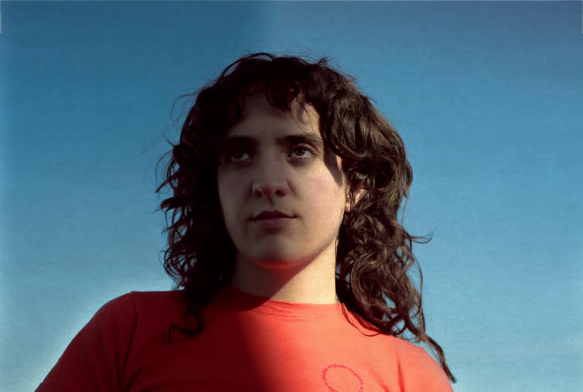 El debut solista de Elena Radiciotti - Elena Radiciotti, música y compositora oriunda de la provincia de Buenos Aires, lanzó "Nuevos años locos", su primer álbum solista. El disco, de nueve canciones, fue grabado y producido durante un año en distintos estudios de la ciudad de La Plata. Elena Radiciotti. Foto de prensa: Chiara Girimonti
