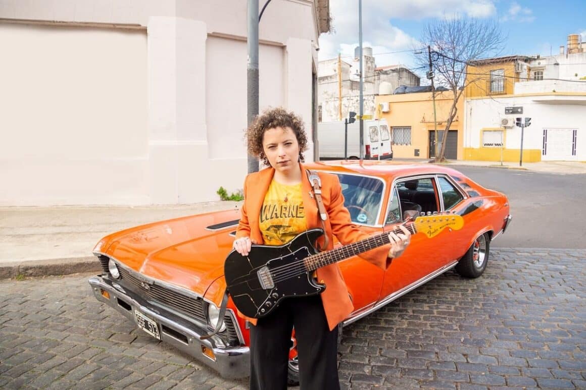 Sol Bassa: “Busqué explorar más la palabra y los arreglos” - Tras dos años de trabajo, “Madera Rosa” emerge como el disco que consolida una nueva etapa artística de la cantante y guitarrista de blues, marcada por la confianza, la madurez y el disfrute del proceso. Con una sonoridad que equilibra crudeza y sofisticación, el álbum encuentra su identidad en la colaboración y la exploración en estudio. Sol Bassa. Foto: Josefina Schmipp