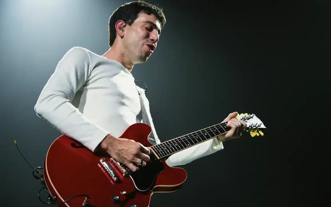 Conociendo Rusia publicó su primer disco en vivo - Conociendo Rusia lanzó “Conociendo Rusia vuelve a casa (en vivo en Buenos Aires)”, su primer álbum en vivo, disponible en Flow para toda Latinoamérica y también en Spotify. El registro corresponde al show que Mateo Sujatovich y su banda dieron el 25 de octubre de 2025 en el Movistar Arena de Buenos Aires, la quinta vez que el proyecto agotó ese estadio. Conociendo Rusia en el Movistar Arena. Foto de Martina Henarejos