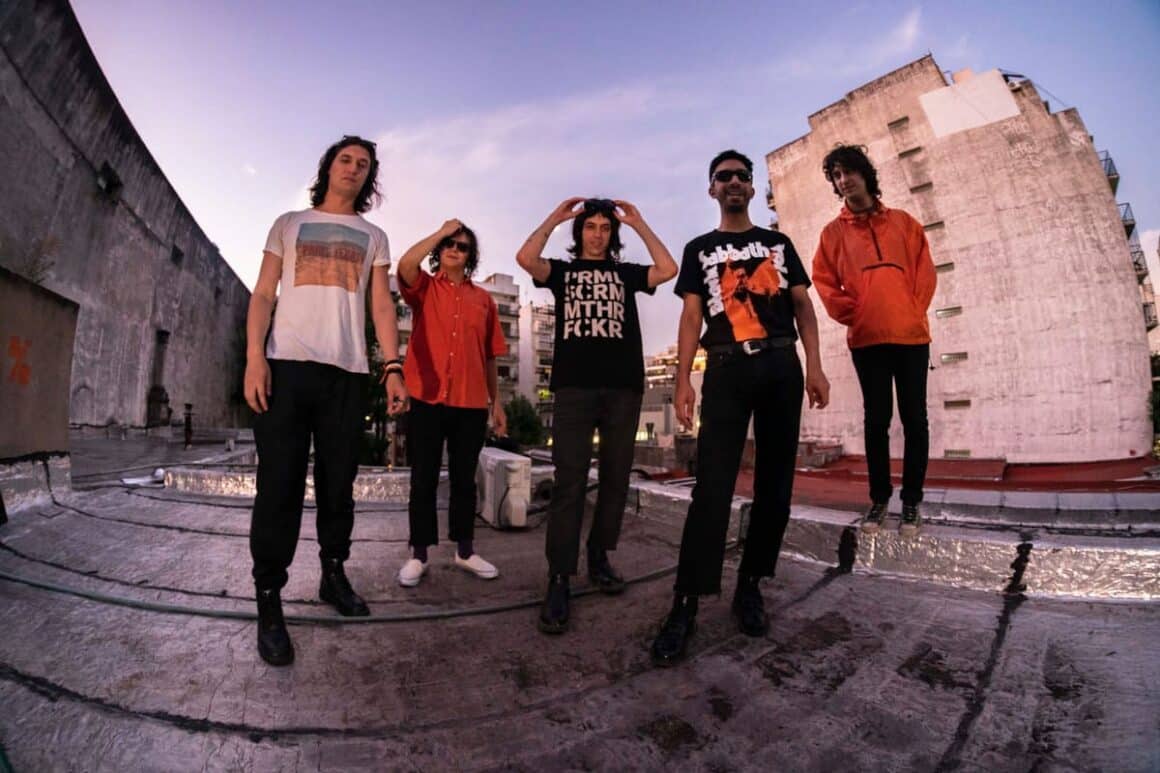 Winona Riders presenta "0%", su quinto disco - Winona Riders acaba de presentar "0%", su quinto álbum de estudio. El quinteto originario del oeste bonaerense continúa así una prolífica racha que incluyó cuatro discos entre 2023 y 2025: "Esto es lo que obtenés cuando te cansás de lo que ya obtuviste", "El sonido del éxtasis", "No hagas que me arrepienta" y "Quiero que lo que yo te diga sea un arma en tu arsenal". Winona Riders. Foto de prensa: Gina Loy