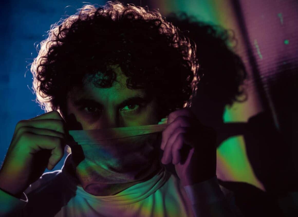 Ouijo: “La participación de los dos eleva las canciones a otro nivel” - Ouijo es el seudónimo con el que firma sus canciones Javier Pazzano. Es compositor, productor e instrumentista con amplia formación y experiencia en el campo audiovisual. Ouijo. Foto de prensa