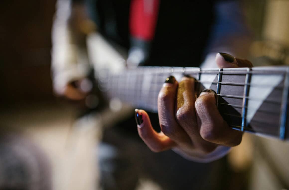Símbolos y supersticiones en la cultura rockera: de los amuletos a los rituales de escenario - Para ser una estrella de rock o de pop, hay que estar dispuesto a ser distinto a otras personas. Ser el centro de la escena, usar indumentaria provocativa y comportarse como un verdadero personaje excéntrico. Símboloso y supersticiones