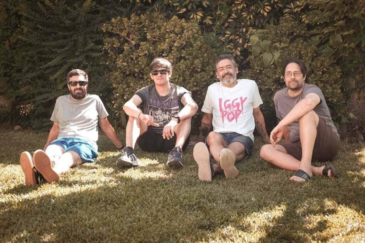 Las Trampas de Lily: “Por suerte el rock siempre aparece en tiempos revueltos” - En 2007 reafirmó su lugar con "Escucho las voces" (EMI). Material que le permitió tocar en La Trastienda y compartir escenarios junto a Babasónicos y Vicentico. El 2010 impulsó a Las Trampas de Lily a dar un salto de calidad técnica con "Todo de nuevo", editado por Sony Music y producido por Ulises Butrón. De esta manera, recorrió los festivales más importantes del país como: Quilmes Rock, Pepsi Music y Cosquín Rock. Las Trampas de Lily. Foto de prensa