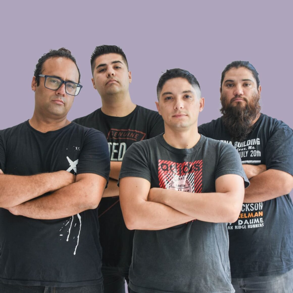 Punto Aparte!: “Trabajar de manera autogestiva resultó en un proceso de mucho aprendizaje” - El mensaje de fe se traslada a lo largo de esta canción que habla de procesos internos, donde la percepción inicial no está en alta definición, pero se deja entrever. “Pixelado“ es la prueba de cómo actúan las personas cuando se encuentran a mitad de camino. Al grabarla de manera autogestiva, desde su Home Studio, Punto aparte! logra un mayor aprendizaje y evita el uso de amplificadores para obtener un sonido más punk hardcore. Punto Aparte! es: Cristian Vidal (voz principal y guitarra); Damián Ávila (teclado y coros); Leonardo Vega (batería y programación); y Marcos Igor (bajo y coros). Punto Aparte! Foto de prensa