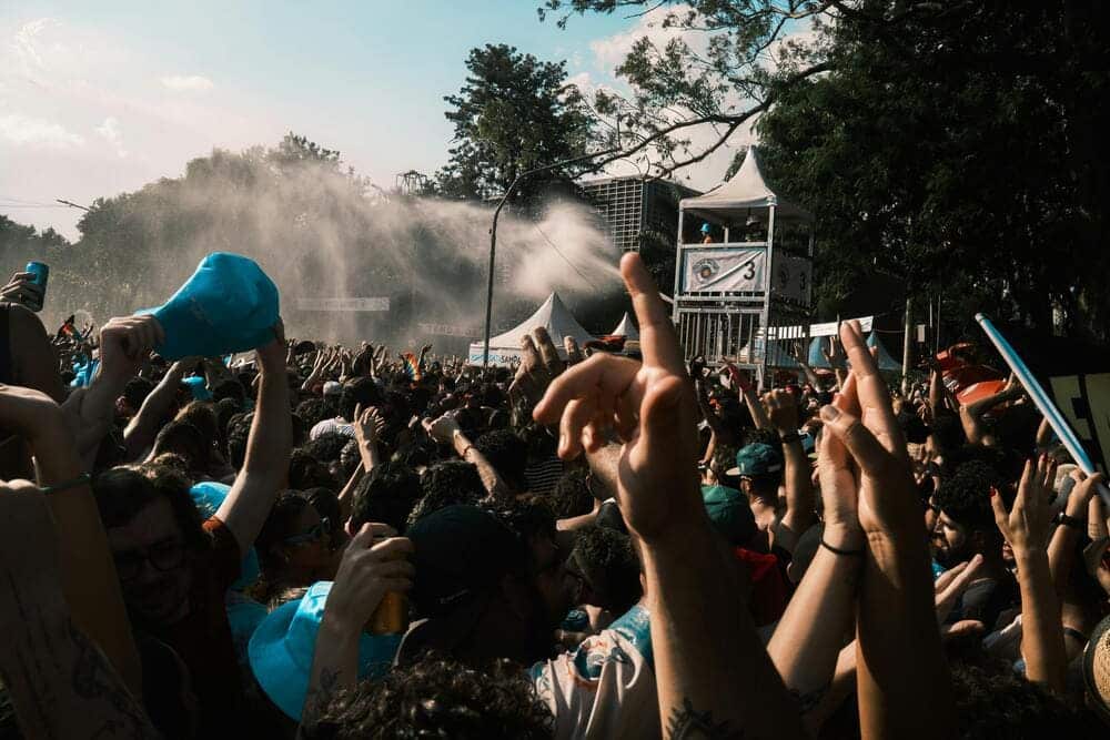 Cómo el rock argentino se convirtió en un símbolo cultural - Hay países donde el rock fue simplemente un género musical importante. Y luego está Argentina, donde el rock terminó convirtiéndose en algo mucho más raro de explicar. Porque en algún momento dejó de ser solamente música. Se transformó en identidad, lenguaje generacional, forma de protesta y hasta una especie de refugio emocional colectivo. rock 1