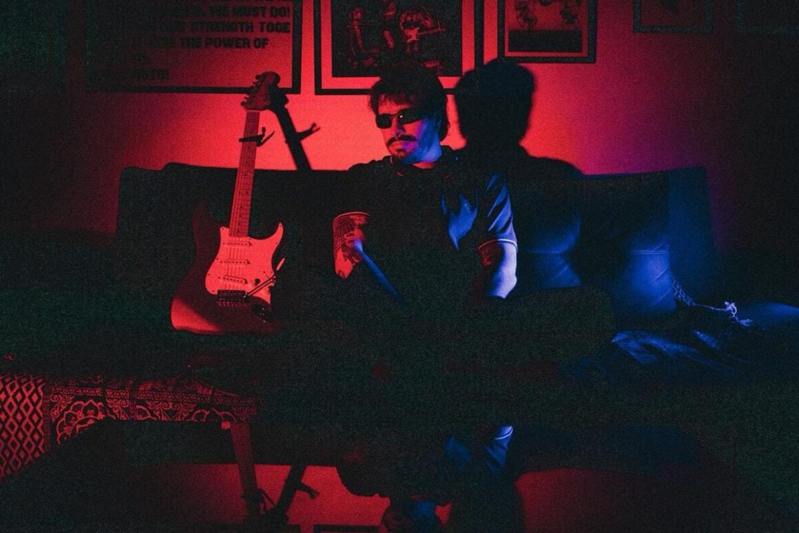 Pato Sabático: “Casi sin pensarlo salió un disco conceptual” - El músico santafesino presenta “Vera ‘26”, un álbum nacido del pulso cotidiano, la complicidad creativa con su primo y atravesado por la nostalgia, el punk, el folk y la crudeza literaria. Pato Sabático. Foto de prensa