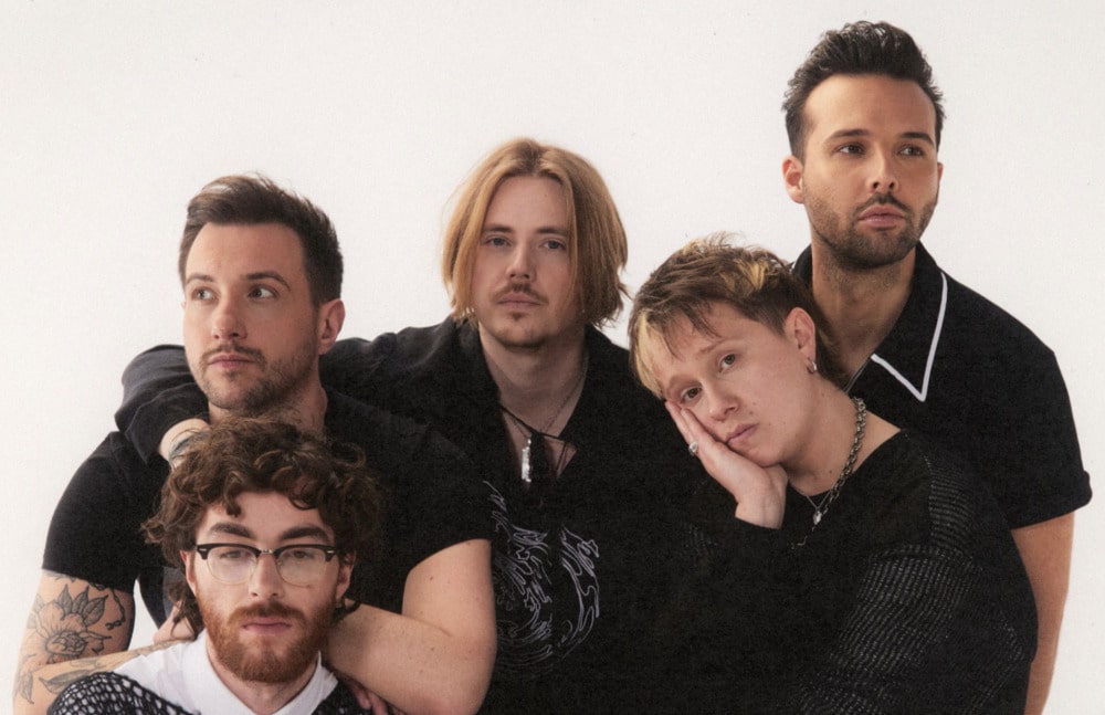 Nothing But Thieves anuncia Stray Dogs - Nothing But Thieves anunció su quinto álbum, "Stray Dogs", y abrió una nueva etapa después de una década de crecimiento constante. Mientras el público joven divide su tiempo libre entre la música en vivo y el entretenimiento digital con bonos de bienvenida como https://1xbet.es/es/bonuses/welcome-bonus, la banda británica centra su nueva etapa en un disco, un single reciente y la gira más ambiciosa de su carrera. El álbum saldrá el 25 de septiembre de 2026 a través de RCA/Sony Music. Nothing But Thieves
