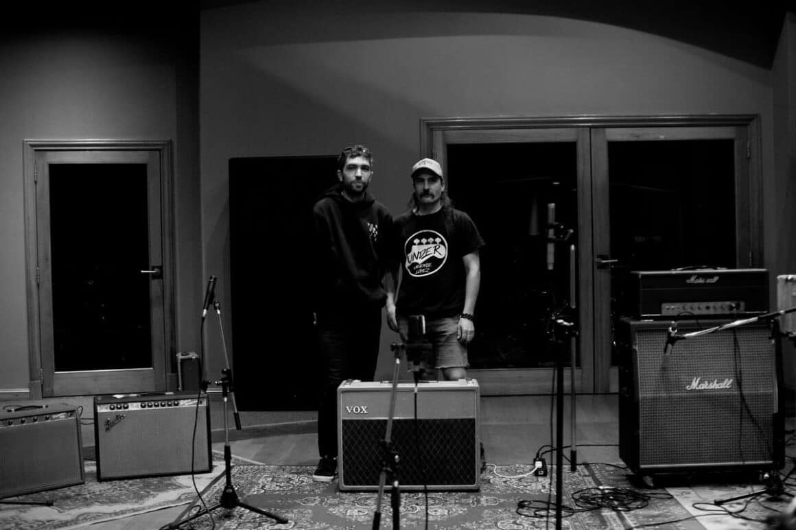 Camionero: “Es increíble lo que se puede hacer cuando se trabaja en comunidad” - Tras un 2025 de constante crecimiento profesional y de público, el dúo de rock conformado por Joan Manuel Pardo en voz y guitarra y Santiago Luis en batería editó el que seguramente será uno de los discos del año, “Pruebas de contacto”. Camionero. Foto de prensa: Diego Homez