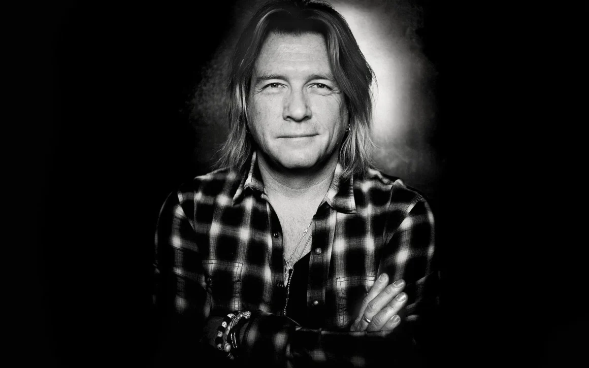 Bob Rock, sobre The Cult: “Sonic Temple resiste el paso del tiempo” - Aunque hay unas cuarenta cuadras de distancia, el viaje se convierte en una pequeña odisea: el camino es sinuoso e incluye algunos puentes. Todo eso, sin tener en cuenta las condiciones de ambos a esas horas de la noche. “Gracias a Dios no les pasó nada y pudieron llegar al estudio”, dice Bob Rock con alivio, casi como si los volviera a ver entrar por la puerta. Bob Rock