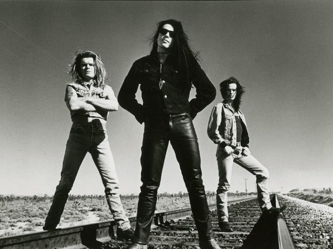 Bob Rock, sobre The Cult: “Sonic Temple resiste el paso del tiempo” - Aunque hay unas cuarenta cuadras de distancia, el viaje se convierte en una pequeña odisea: el camino es sinuoso e incluye algunos puentes. Todo eso, sin tener en cuenta las condiciones de ambos a esas horas de la noche. “Gracias a Dios no les pasó nada y pudieron llegar al estudio”, dice Bob Rock con alivio, casi como si los volviera a ver entrar por la puerta. The Cult