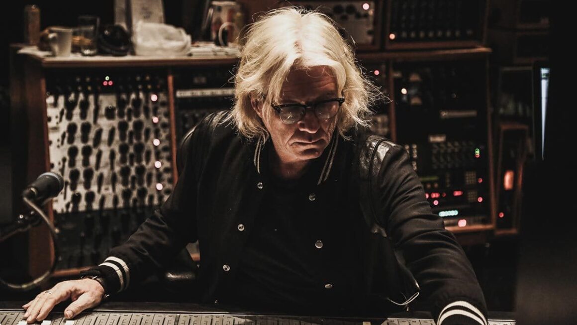 Bob Rock, sobre The Cult: “Sonic Temple resiste el paso del tiempo” - Aunque hay unas cuarenta cuadras de distancia, el viaje se convierte en una pequeña odisea: el camino es sinuoso e incluye algunos puentes. Todo eso, sin tener en cuenta las condiciones de ambos a esas horas de la noche. “Gracias a Dios no les pasó nada y pudieron llegar al estudio”, dice Bob Rock con alivio, casi como si los volviera a ver entrar por la puerta. Bob Rock