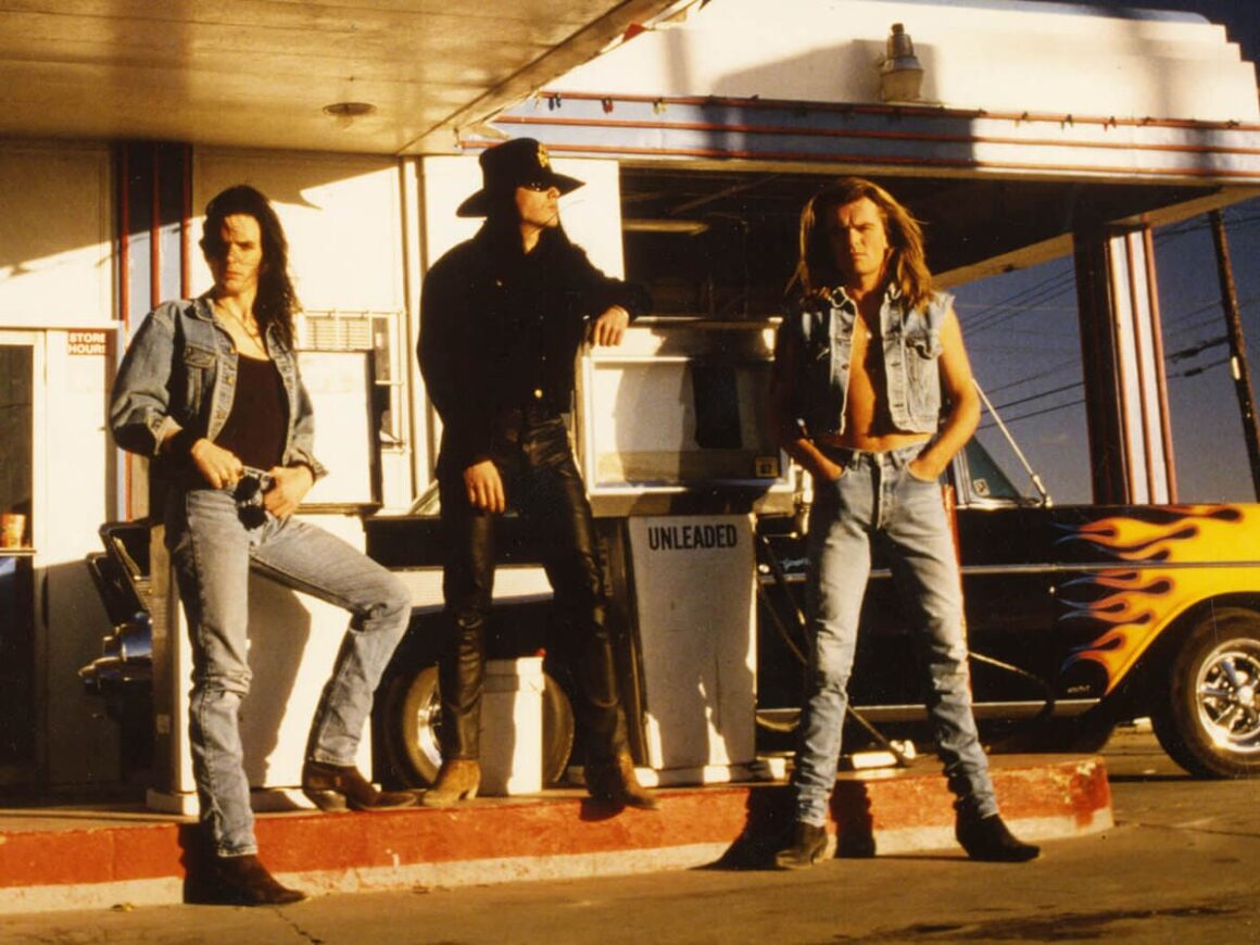 Bob Rock, sobre The Cult: “Sonic Temple resiste el paso del tiempo” - Aunque hay unas cuarenta cuadras de distancia, el viaje se convierte en una pequeña odisea: el camino es sinuoso e incluye algunos puentes. Todo eso, sin tener en cuenta las condiciones de ambos a esas horas de la noche. “Gracias a Dios no les pasó nada y pudieron llegar al estudio”, dice Bob Rock con alivio, casi como si los volviera a ver entrar por la puerta. The Cult