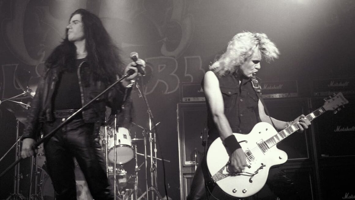 Bob Rock, sobre The Cult: “Sonic Temple resiste el paso del tiempo” - Aunque hay unas cuarenta cuadras de distancia, el viaje se convierte en una pequeña odisea: el camino es sinuoso e incluye algunos puentes. Todo eso, sin tener en cuenta las condiciones de ambos a esas horas de la noche. “Gracias a Dios no les pasó nada y pudieron llegar al estudio”, dice Bob Rock con alivio, casi como si los volviera a ver entrar por la puerta. Bob Rock