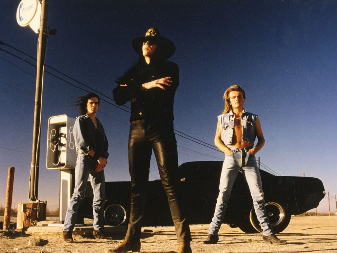 Bob Rock, sobre The Cult: “Sonic Temple resiste el paso del tiempo” - Aunque hay unas cuarenta cuadras de distancia, el viaje se convierte en una pequeña odisea: el camino es sinuoso e incluye algunos puentes. Todo eso, sin tener en cuenta las condiciones de ambos a esas horas de la noche. “Gracias a Dios no les pasó nada y pudieron llegar al estudio”, dice Bob Rock con alivio, casi como si los volviera a ver entrar por la puerta. The Cult