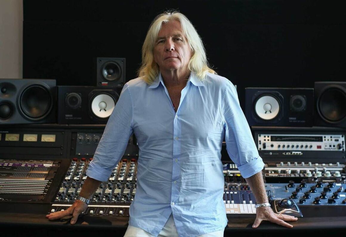 Bob Rock, sobre The Cult: “Sonic Temple resiste el paso del tiempo” - Aunque hay unas cuarenta cuadras de distancia, el viaje se convierte en una pequeña odisea: el camino es sinuoso e incluye algunos puentes. Todo eso, sin tener en cuenta las condiciones de ambos a esas horas de la noche. “Gracias a Dios no les pasó nada y pudieron llegar al estudio”, dice Bob Rock con alivio, casi como si los volviera a ver entrar por la puerta. Bob Rock