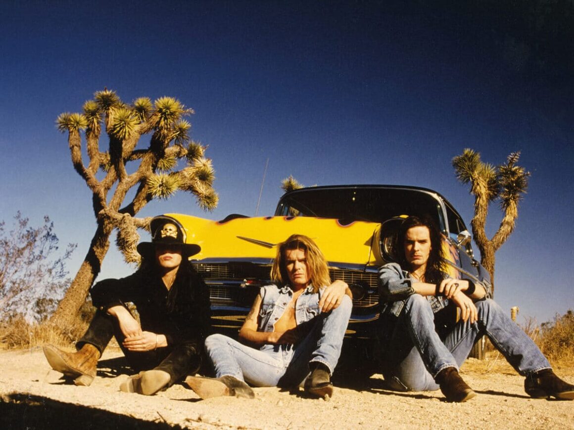 Bob Rock, sobre The Cult: “Sonic Temple resiste el paso del tiempo” - Aunque hay unas cuarenta cuadras de distancia, el viaje se convierte en una pequeña odisea: el camino es sinuoso e incluye algunos puentes. Todo eso, sin tener en cuenta las condiciones de ambos a esas horas de la noche. “Gracias a Dios no les pasó nada y pudieron llegar al estudio”, dice Bob Rock con alivio, casi como si los volviera a ver entrar por la puerta. The Cult