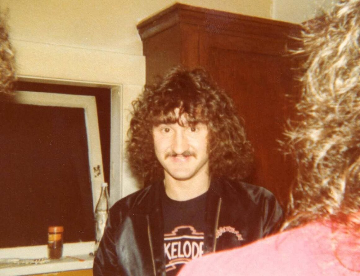 Bob Rock, sobre The Cult: “Sonic Temple resiste el paso del tiempo” - Aunque hay unas cuarenta cuadras de distancia, el viaje se convierte en una pequeña odisea: el camino es sinuoso e incluye algunos puentes. Todo eso, sin tener en cuenta las condiciones de ambos a esas horas de la noche. “Gracias a Dios no les pasó nada y pudieron llegar al estudio”, dice Bob Rock con alivio, casi como si los volviera a ver entrar por la puerta. John Webster