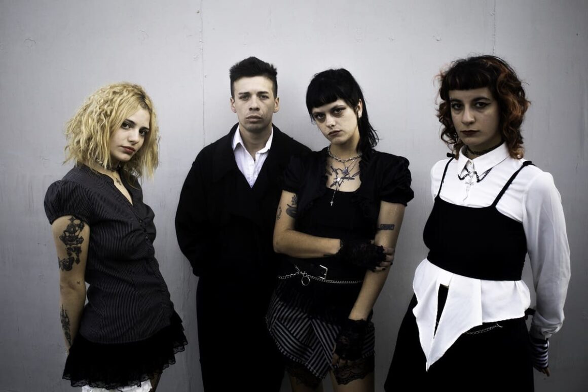 Buenos Vampiros: “Dejamos que la música refleje el momento que estamos viviendo” - La banda marplatense de rock lanza su nuevo single “No hay amor que nos salve”, con una poesía atravesada por la desilusión, el desgaste emocional y una sensibilidad oscura que ya es marca registrada de Buenos Vampiros. Buenos Vampiros. Foto de prensa