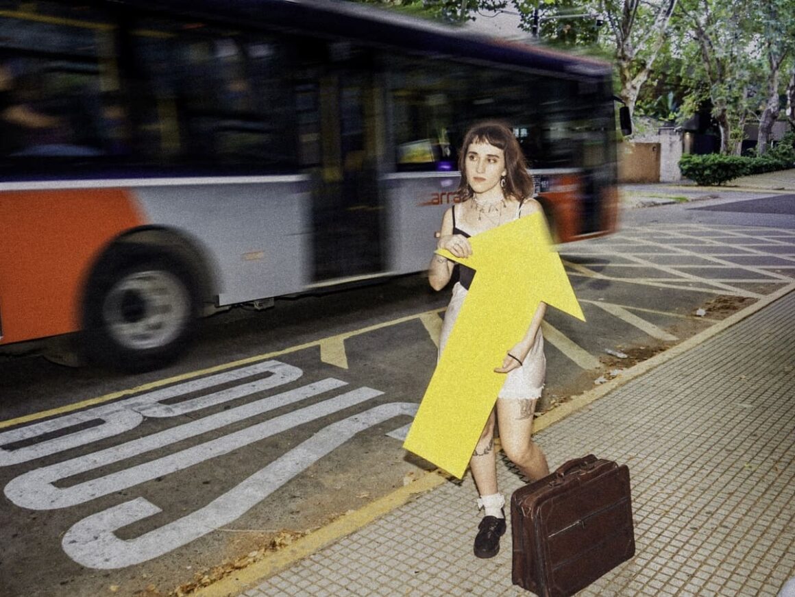 Gina y sus alteregos: “Tiene que haber algo más, la vida no puede ser solo esto” - El proyecto de la cantante y compositora Gina Pegnotti lanza “Para perderse”, su nuevo álbum conceptual de doce canciones que se entrelazan visualmente para crear una película. Gina y sus alteregos. Foto de prensa
