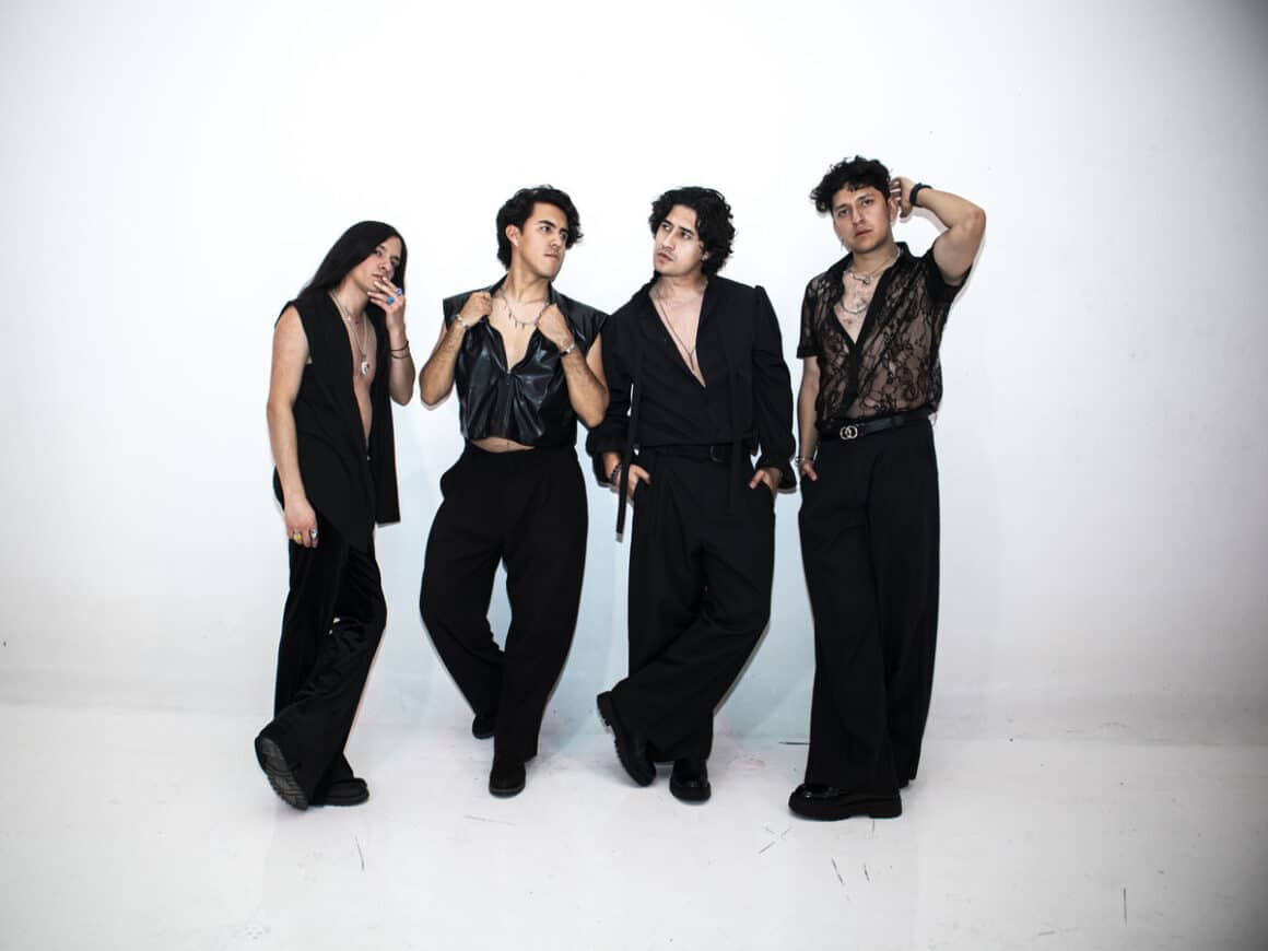 Juno's Dandelion: “Tenemos una fascinación por el misterio y los finales abiertos” - Juno's Dandelion es una banda de indie rock/rock alternativo originaria de Puebla (México) formada en 2019. El proyecto surge entre cinco mentes que encuentran en la música una forma de expresión y conexión, desarrollando desde el inicio una identidad musical propia. Juno's Dandelion