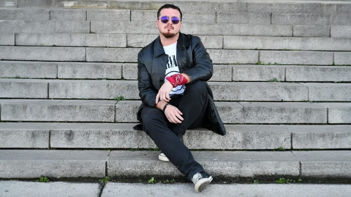 Sin Sticker: “Es una historia simple, como los tres acordes que reinan el tema” - “La forma de crear de Sin Sticker es usar las letras como parte de la canción –afirma Hernán Parig, voz cantante del proyecto-. Nace siempre primero la combinación de acordes, luego los arreglos y por último la letra, que va a intentar siempre hablar sobre algún tema que vaya en sintonía con el color o la energía del instrumental. ‘Ella así baila’ es una historia simple, como los tres acordes que reinan el tema”. Sin Sticker. Foto de prensa