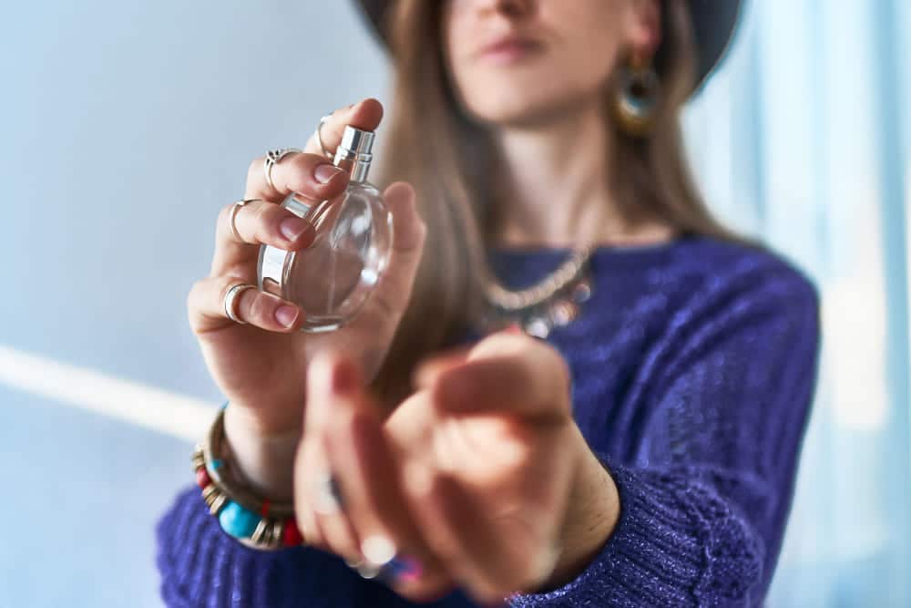 Los aromas favoritos de las celebridades que marcaron tendencia durante décadas - ¿Qué hace que un perfume pase de ser una elección íntima para convertirse en tendencia? A veces alcanza una frase dicha en una entrevista, una campaña inolvidable, una actriz que presta su imagen a una casa de moda o una cantante cuya presencia despierta la misma pregunta en todos: “¿a qué huele?”. En el mundo de las celebridades, los aromas no solo acompañan; también construyen personaje, época y deseo. bau