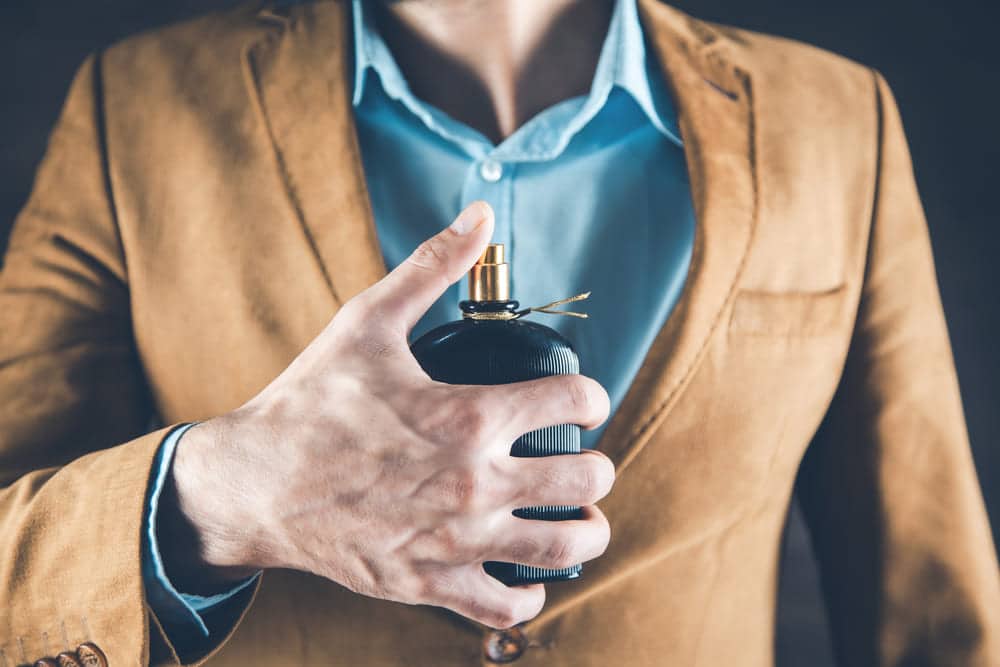 Los aromas favoritos de las celebridades que marcaron tendencia durante décadas - ¿Qué hace que un perfume pase de ser una elección íntima para convertirse en tendencia? A veces alcanza una frase dicha en una entrevista, una campaña inolvidable, una actriz que presta su imagen a una casa de moda o una cantante cuya presencia despierta la misma pregunta en todos: “¿a qué huele?”. En el mundo de las celebridades, los aromas no solo acompañan; también construyen personaje, época y deseo. bau