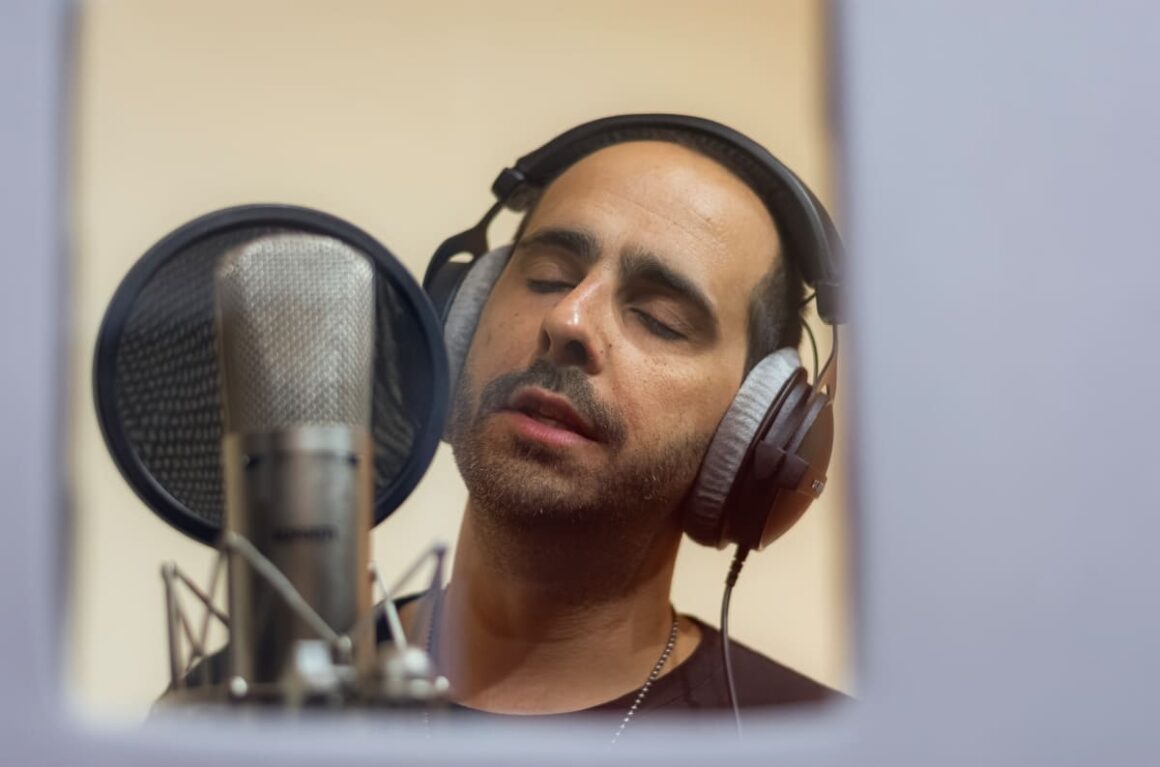 Fer Riga: “Uno de los desafíos más lindos fue grabar en casa” - Fer Riga materializa su presente musical a través de cinco composiciones con climas sonoros diversos, letras introspectivas y una identidad artística cada vez más definida. Del mismo se desprenden los videoclips de "Días de luvia" y "Mariposas", filmados en simultáneo para generar una continuidad y homogeneidad conceptual. Fer Riga. Foto de prensa