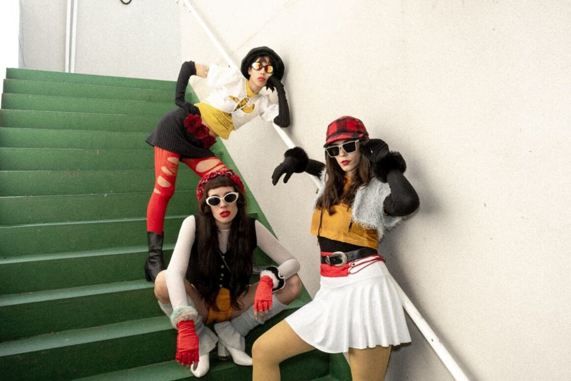Mugre anuncia gira y presentación de su nuevo álbum - El power trío femenino edita su segundo álbum de estudio, también titulado "Mugre", coproducido junto a Tweety González. La presentación oficial será el 20 de agosto en Niceto Club, la primera vez que el grupo encabece una fecha propia en esa sala. El lanzamiento llega acompañado de una gira que recorrerá distintas ciudades de Argentina y Uruguay a partir del 1 de agosto. Mugre. Foto de prensa: Agustin Cibeira